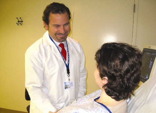 Dr. Natan Haratz-Rubinstein talking to a patient