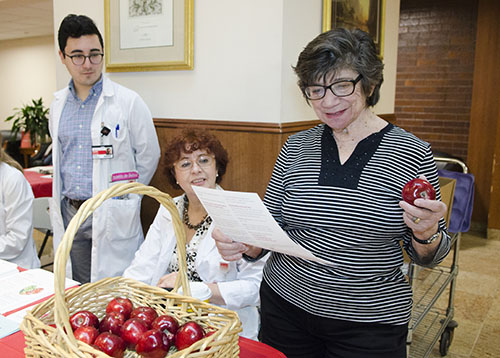 An attendee at NYPBMHs go red for women day reviews information on nutrition