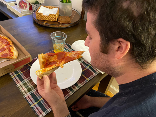 Pedro comiendo pizza