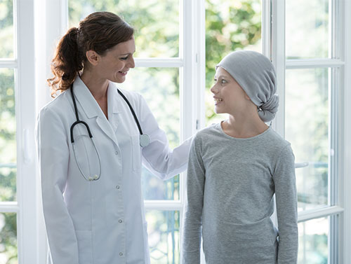 Doctor speaking with a teen with cancer.