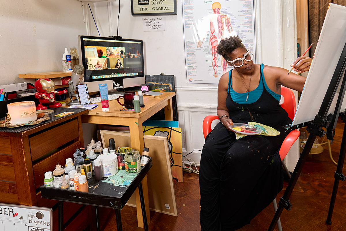 Julia Kito Kirtley teaches an art therapy class to patients at NewYork-Presbyterian Brooklyn Methodist Hospital.