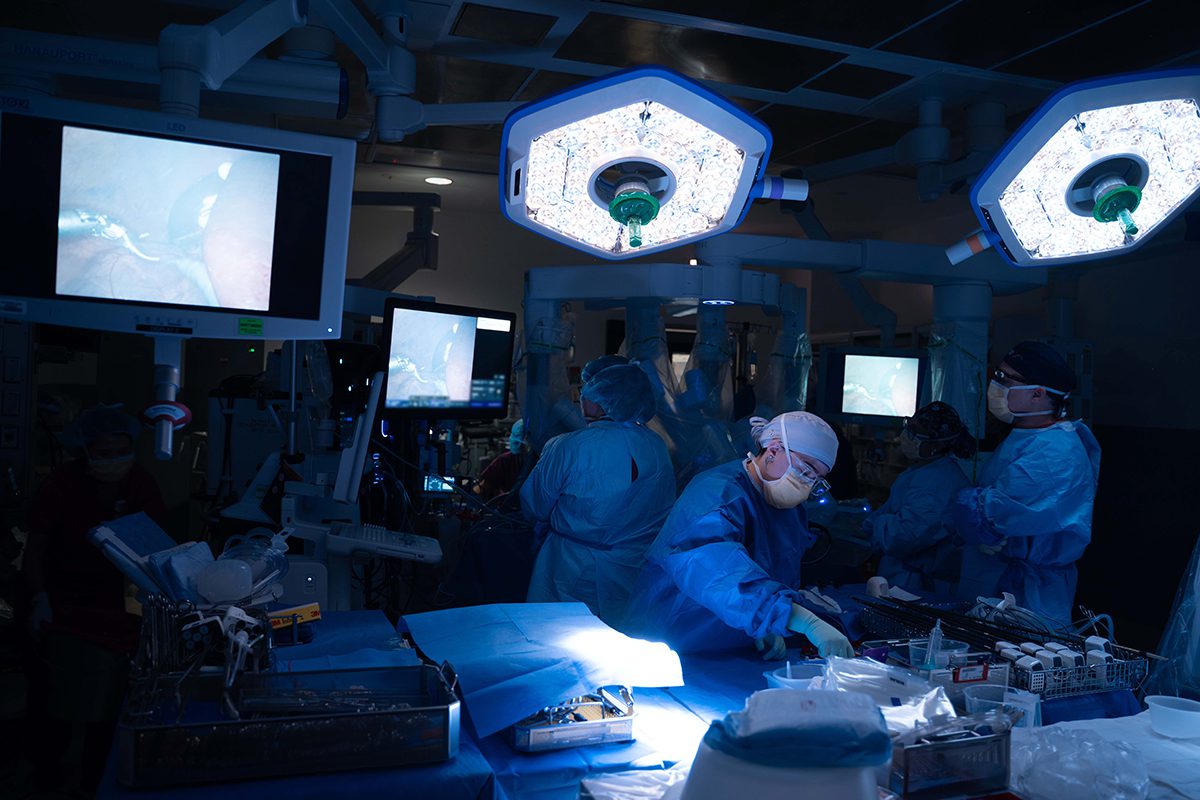 In robotic surgery, the minimally invasive approach with smaller incisions allows living donors a faster recovery.