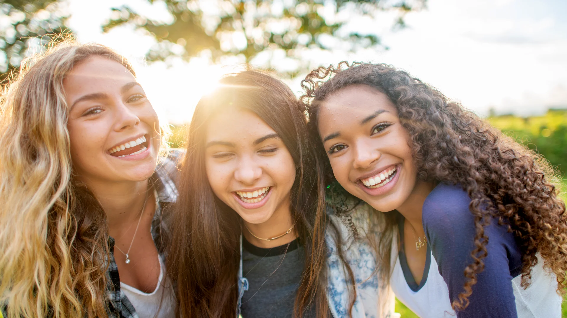 A group of teens smiling.