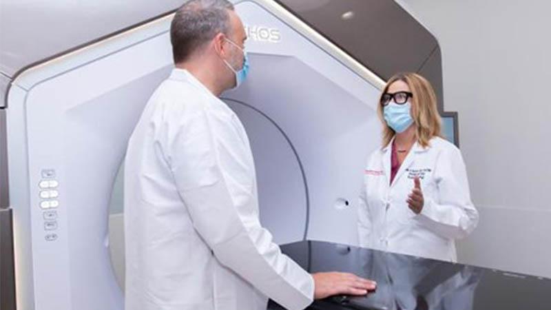 Dr. Lisa Kachnic and Dr. Michael Price with Ethos, a new AI-based adaptive radiation accelerator machine